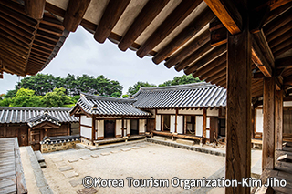 中庭を囲む韓屋